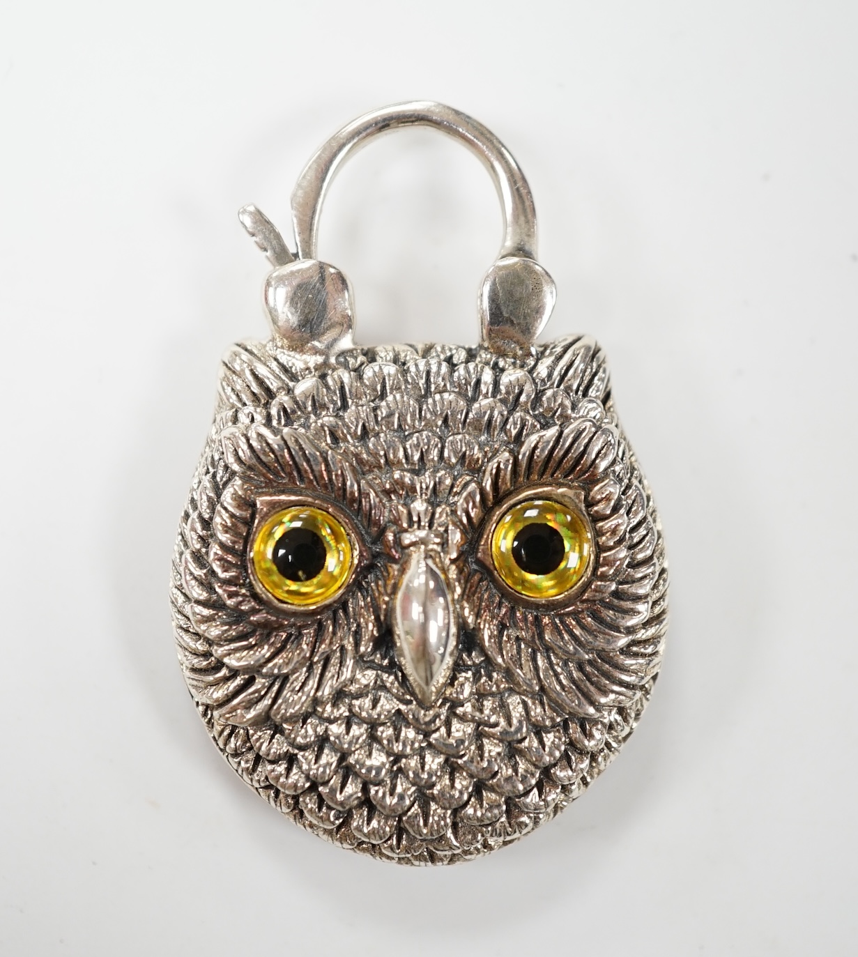 A white metal (stamped silver) and banded agate set padlock pendant, modelled as an owl, 39mm. Condition - good